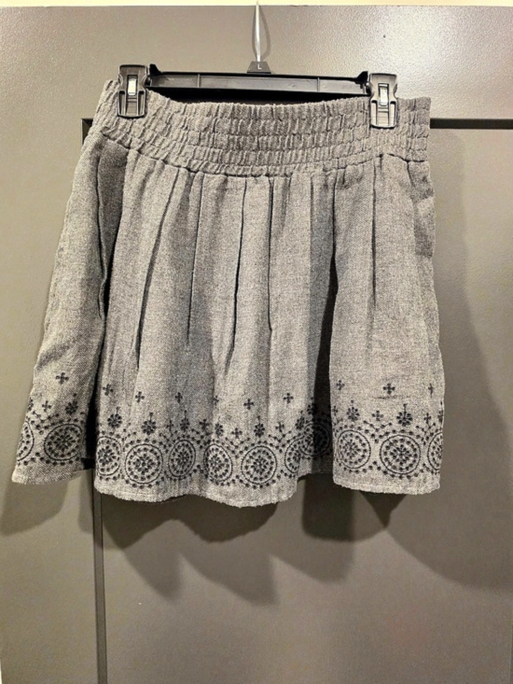 American Eagle Outfitters Gray Embroidered Mini Skirt Size Medium